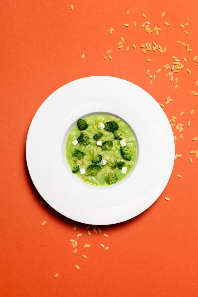 Immagine di un piatto con Chicchi di grano Mancini, crema di broccolo e feta