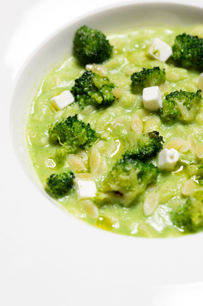 Dettaglio un piatto con Chicchi di grano Mancini, crema di broccolo e feta