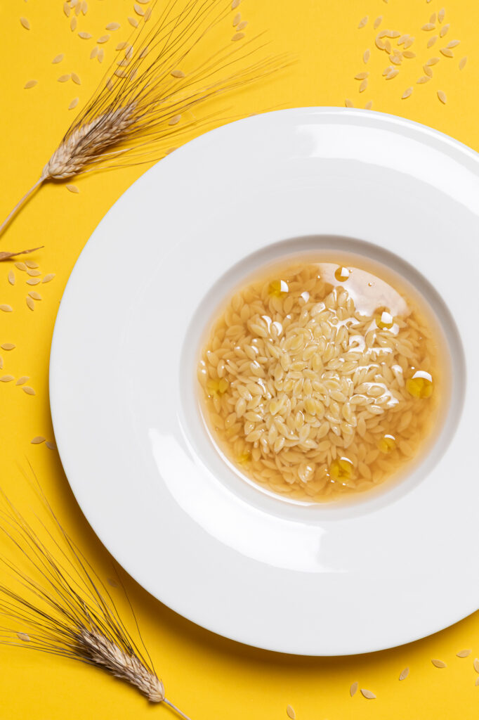 Immagine di un piatto con Chicchi di grano Mancini in brodo vegetale.