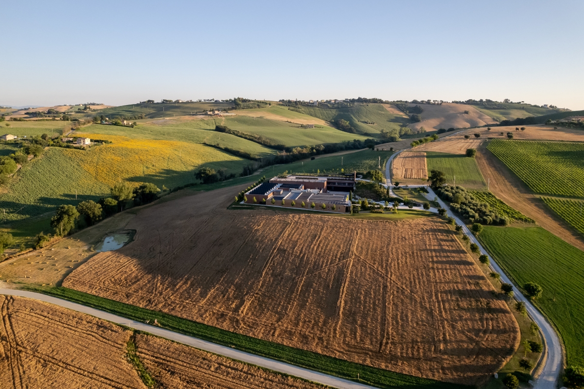 Immagine del sito produttivo di Pastificio Agricolo Mancini in estate - vista aerea