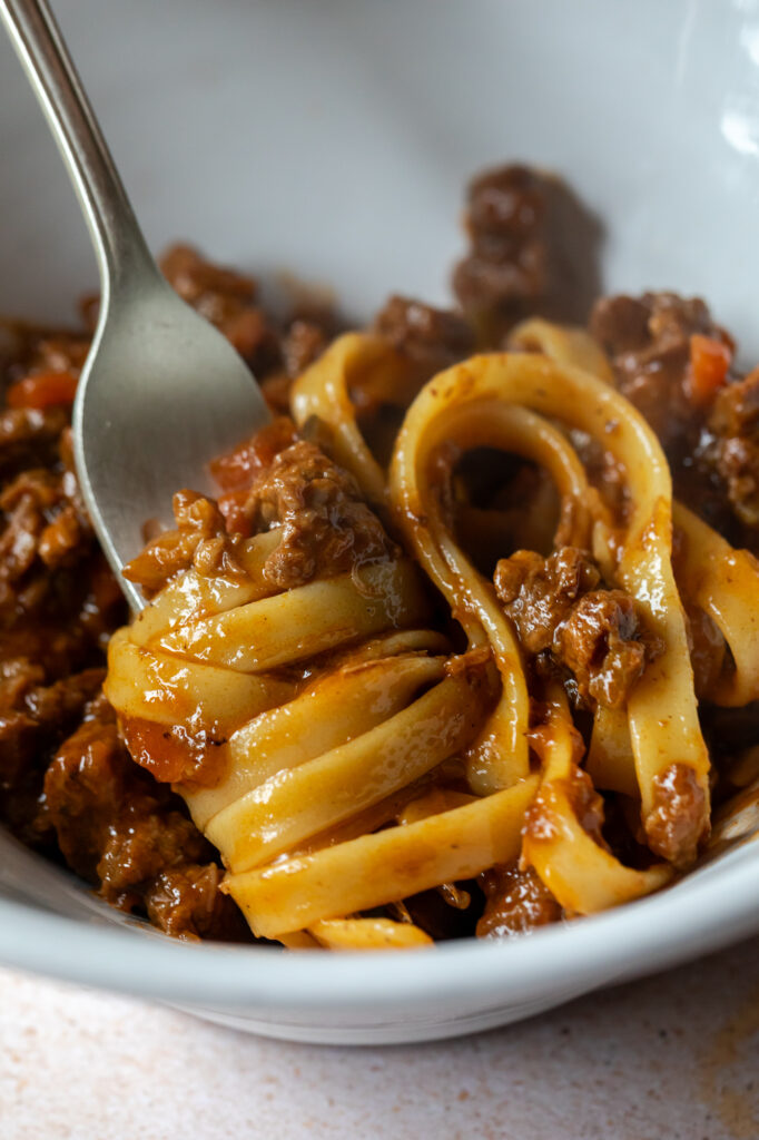 Immagine di una forchetta con Fettucce Mancini al Ragout